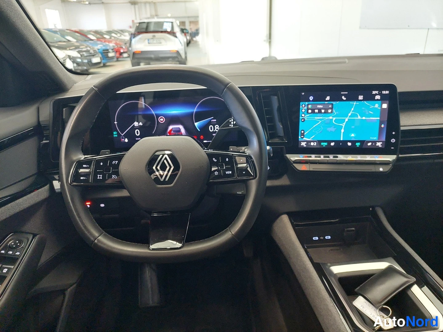 Muu: Renault-logollinen ohjauspyörä, digitaalinen mittaristo ja kosketusnäytöllä toimiva karttanavigaatio.