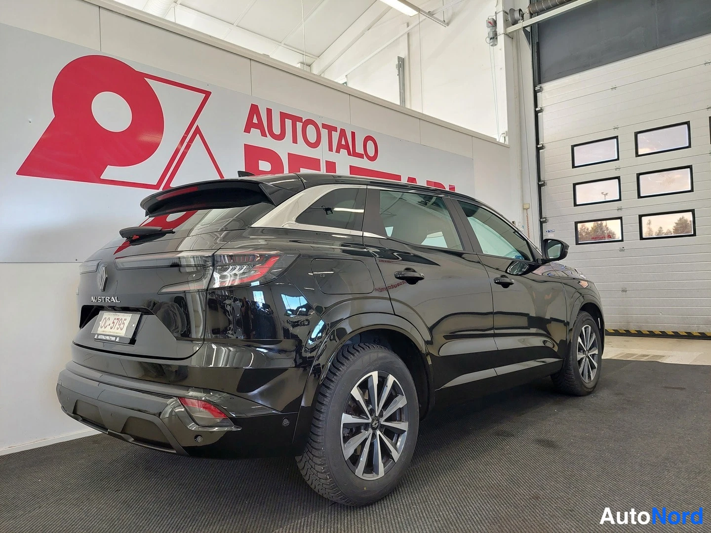 Takaviisto: Musta Renault Austral takaviistosta sisätiloissa, takavalo ja rekisterikilpi OC-5785 näkyvät.