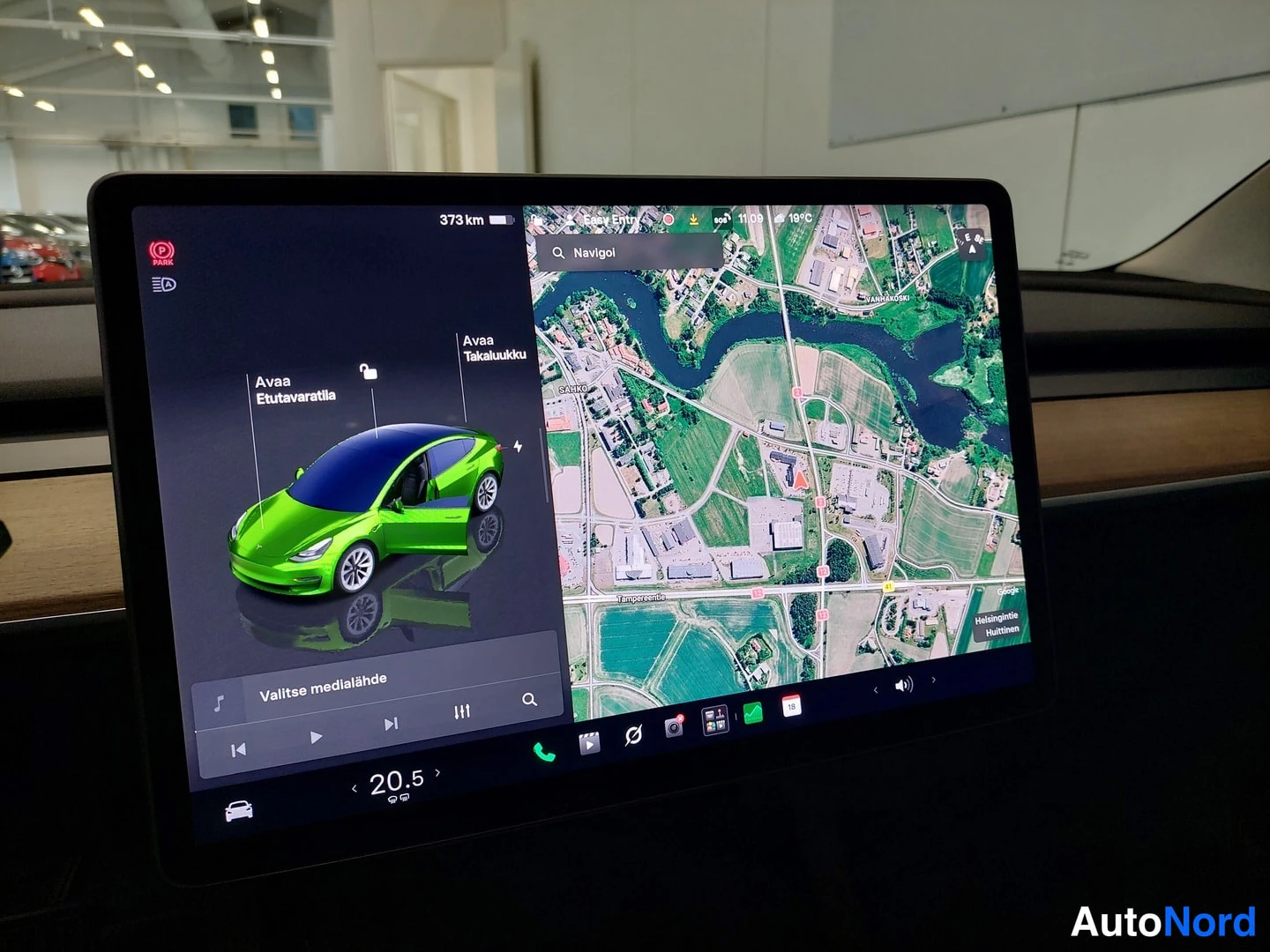 Muu: Tesla-ruutu: 373 km, kartta, suomi-tekstit 'Avaa Etuvaratila' ja 'Avaa Taka luukku', 20.5°C.