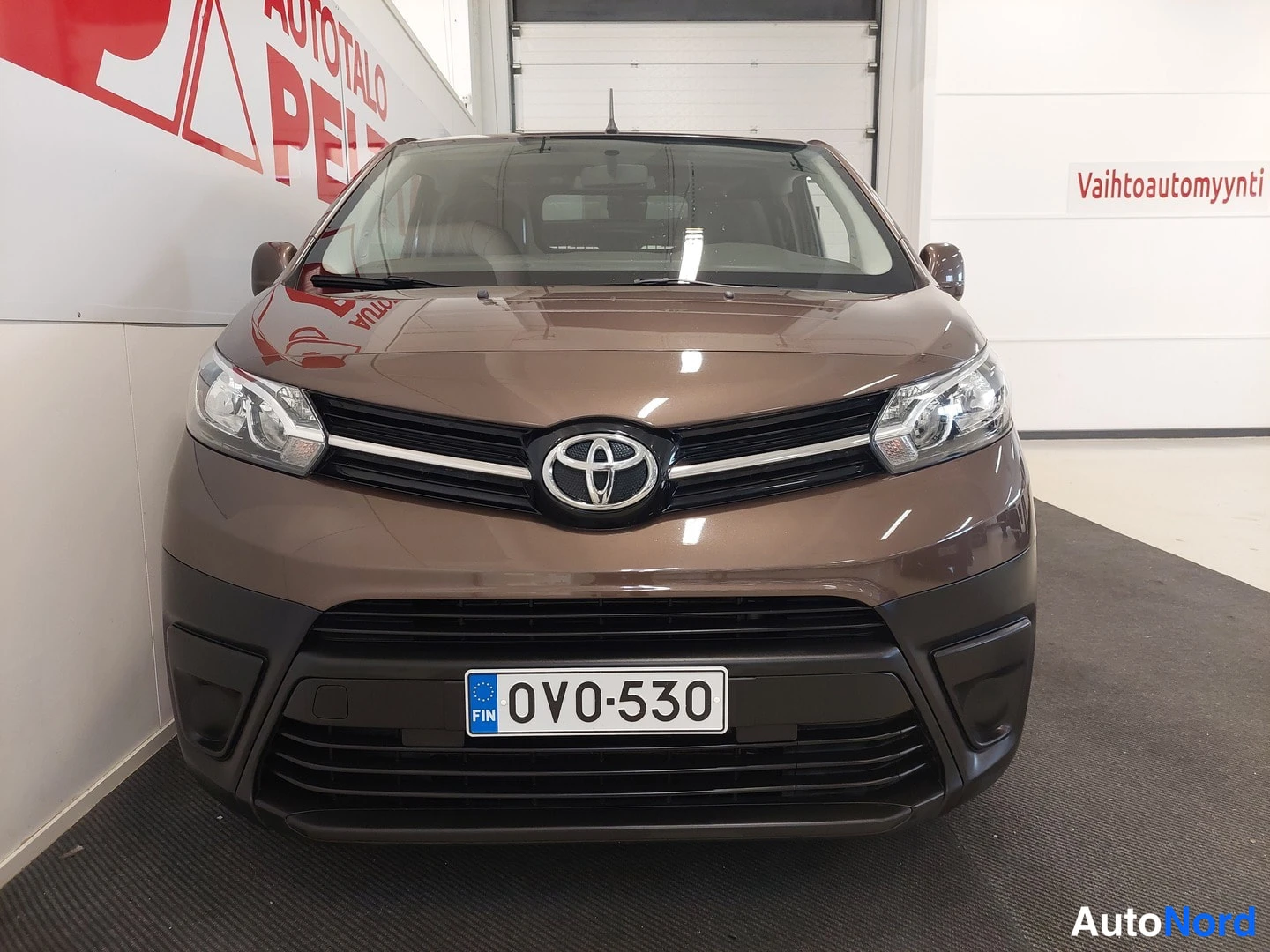 Edestä: Auton etunäkymä sisätiloissa, Toyota-merkki ja rekisterikilpi OV0-530 näkyvät.