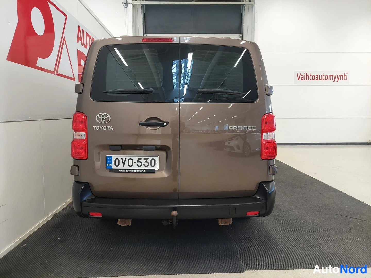 Takaa: Toyota Proace -pakettiauton takaosa kahdella takaovella, rekisterikilpi, ruskea