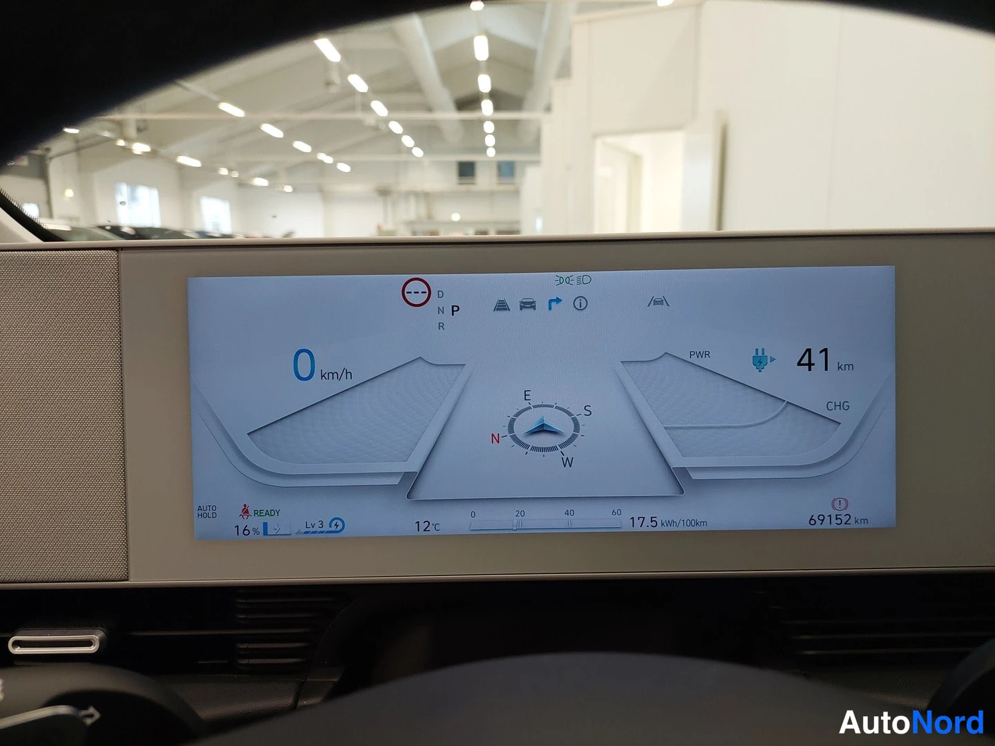 Muu: Kojelaudan infotainment-näyttö kuljettajan näkökulmasta: virtanäyttö näyttää 41 km toimintamatkan, kulutuksen 17,5 kWh/100 km ja ajomittarin lukeman 69152 km, a
