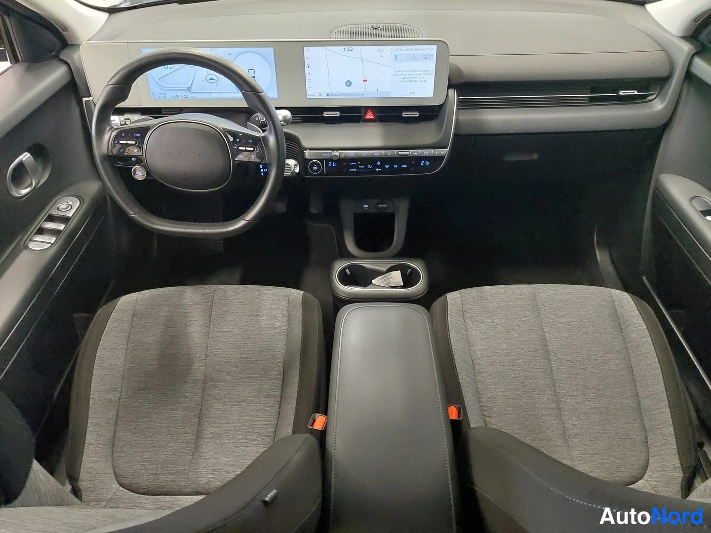Muu: Hyundai IONIQ 5:n etuistuimet ja kojelauta suurella infotainment-näytöllä.