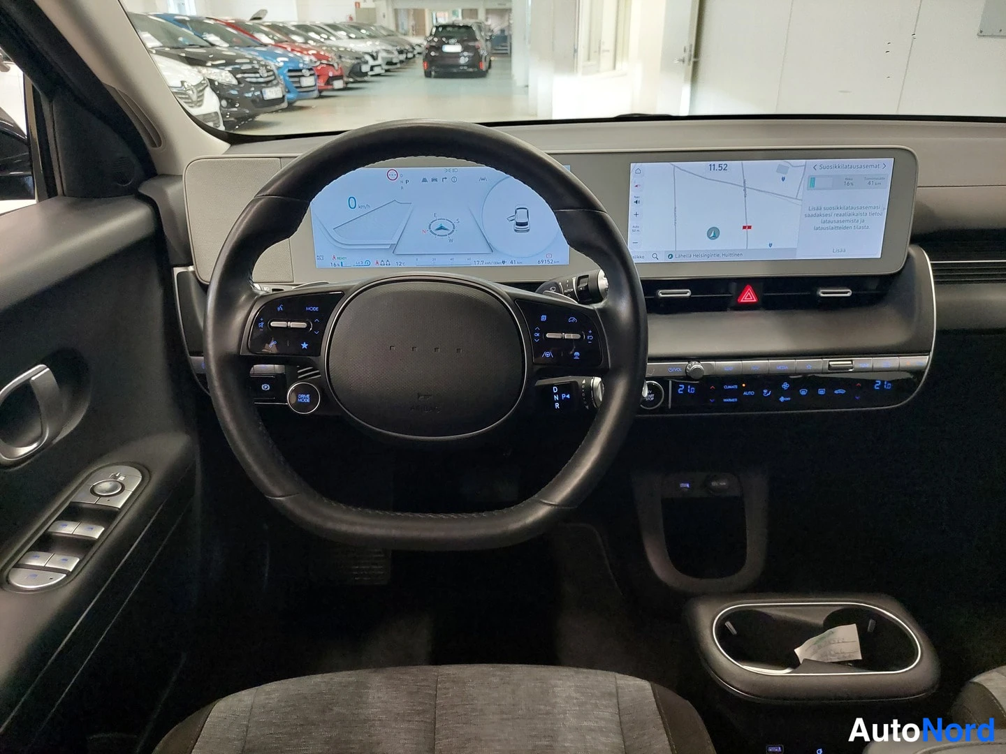 Muu: Hyundai IONIQ 5:n ohjaamo: ratin ja mittariston näkymä.