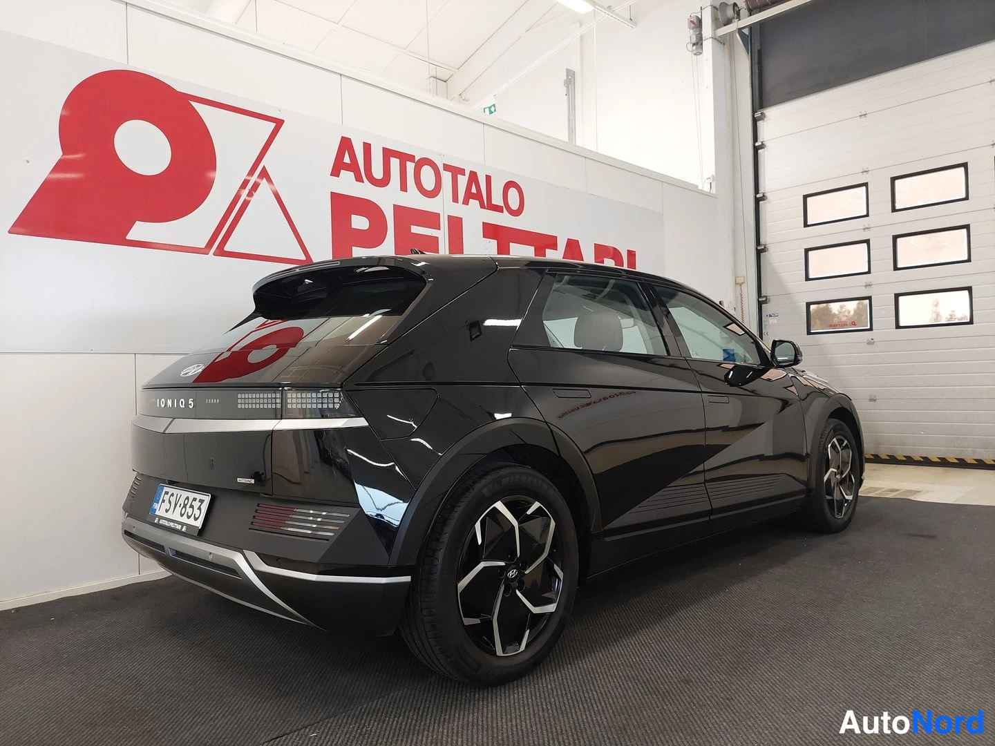 Takaviisto: Auton takanurkka, musta crossover autotallissa