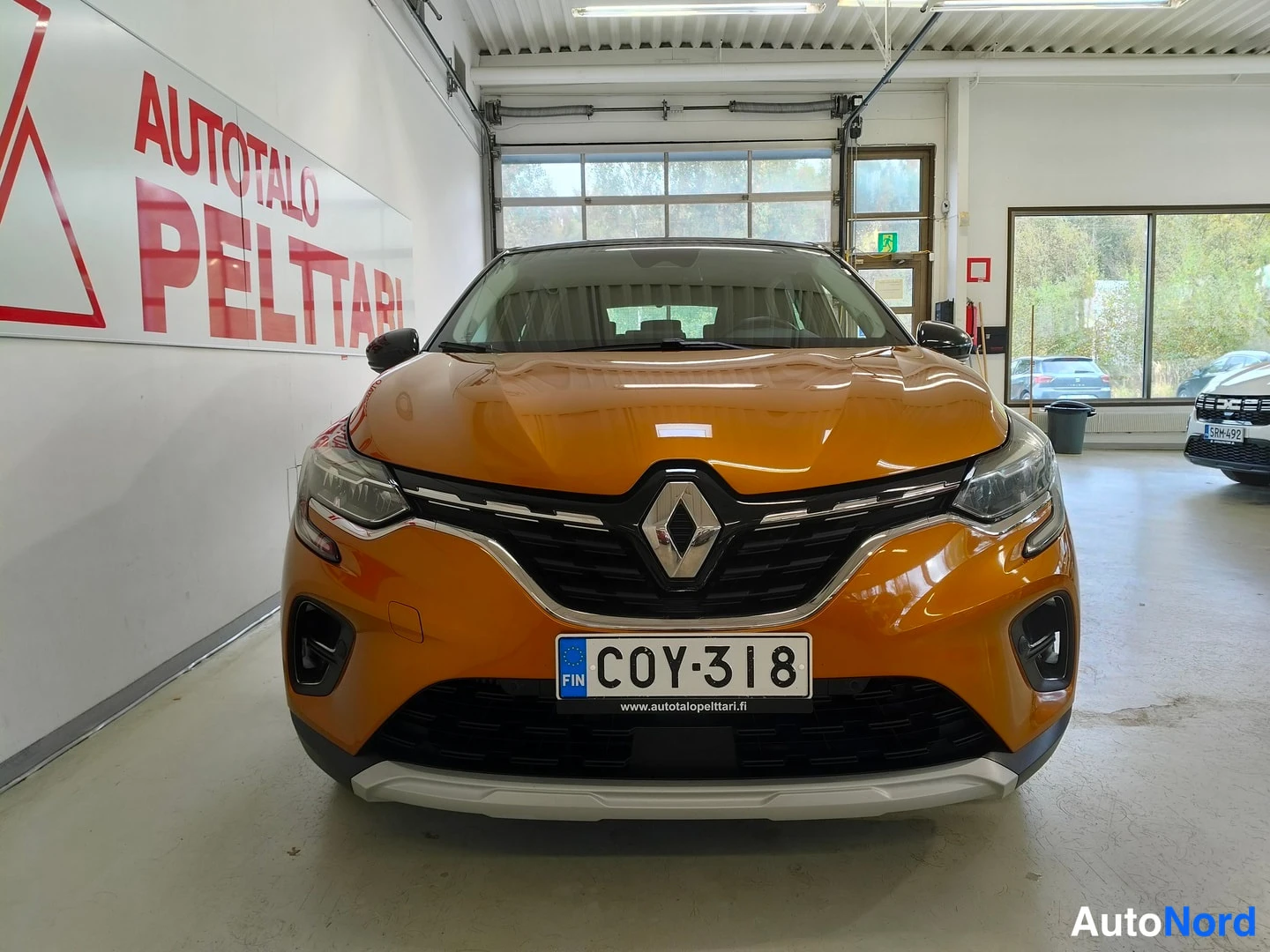 Edestä: Renault Capturin etupää eteenpäin kuvattuna sisätiloissa, rekisteritunnus.