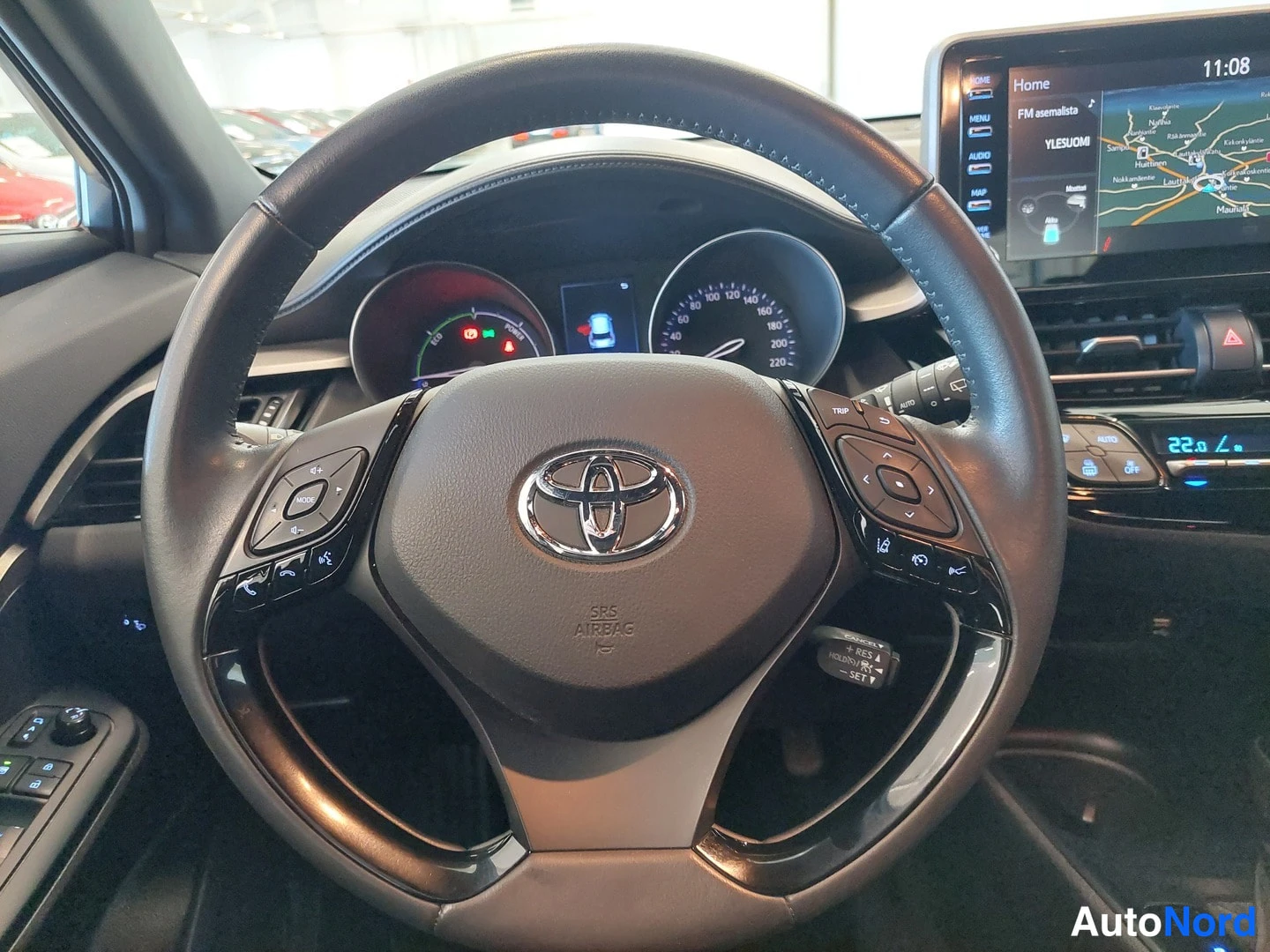 Muu: Toyota-merkkinen ohjauspyörä, mittaristo ja kosketusnäyttö, jossa kartta näkyy.