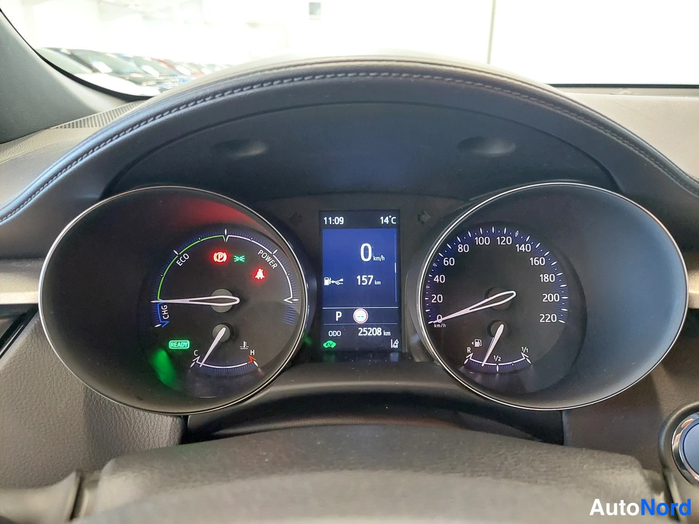 Muu: Hybridiauton mittaristo: tehomittari, nopeusmittari 0–220 km/h, matkamittari 25208 km ja READY-merkki.