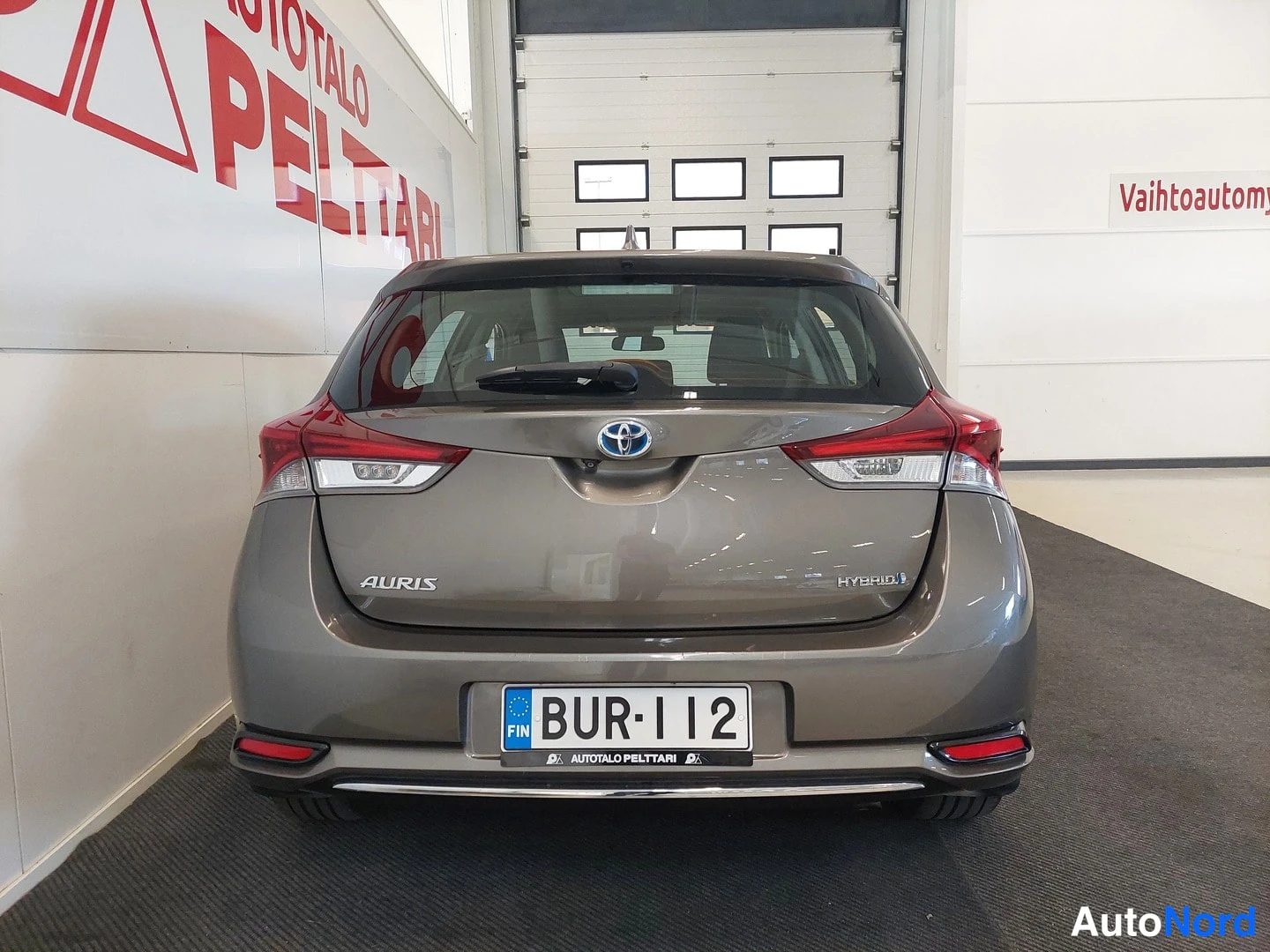 Takaa: Toyota Auris Hybrid takaosa suoraan takaa, rekisterikilpi