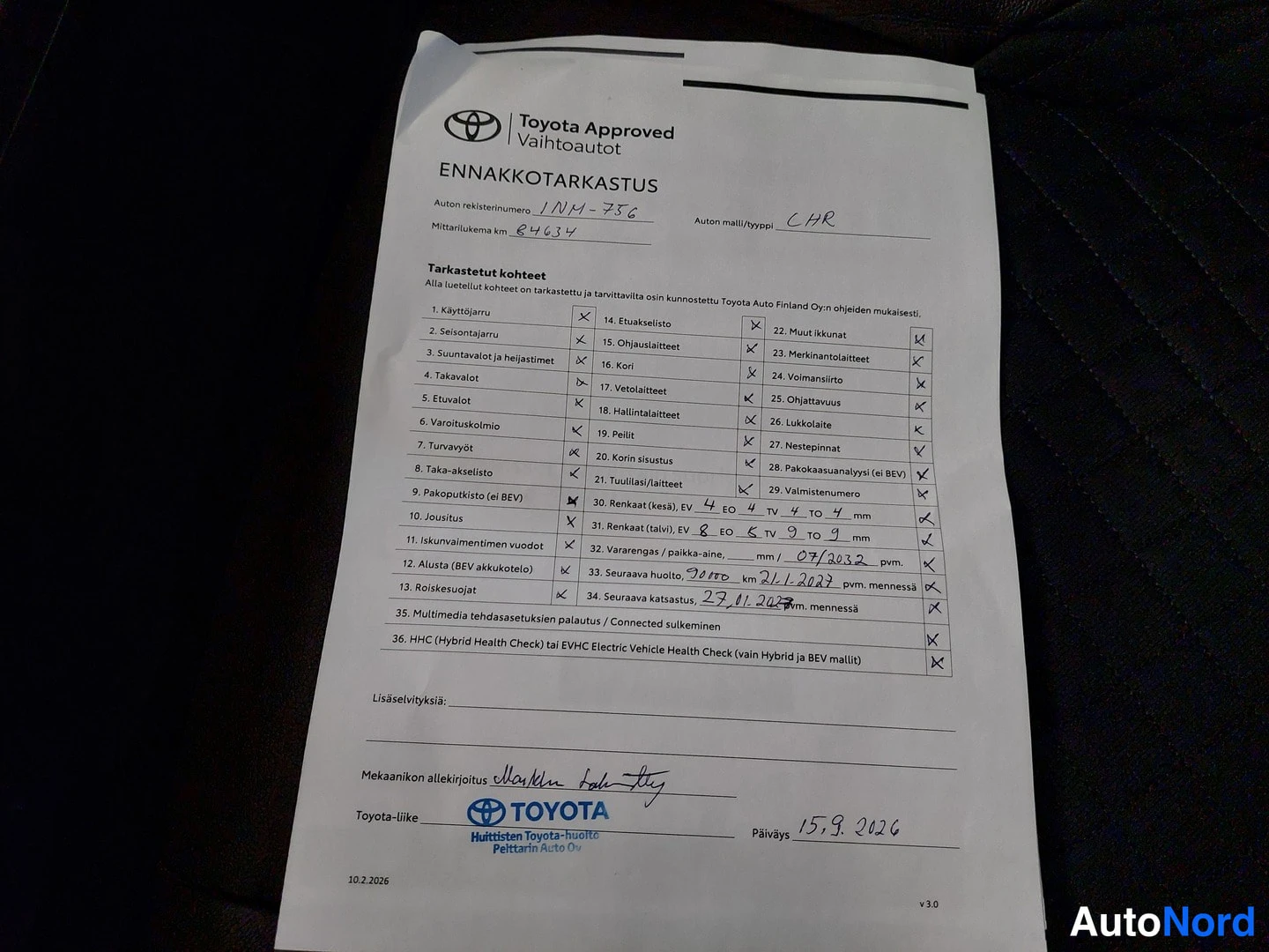 Muu: Toyota Approved -huoltokirja 'Ennakko­tarkastus' -lomake, jossa rekisterinumero 1NM-736, malli C-HR, mittarilukema 64634 km sekä rastitettu tarkistuslista ja me