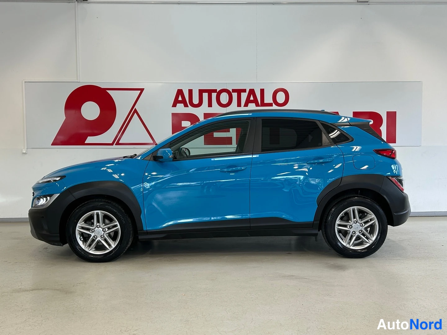 Sivulta: Sininen Hatchback sivusta vasemmalta.