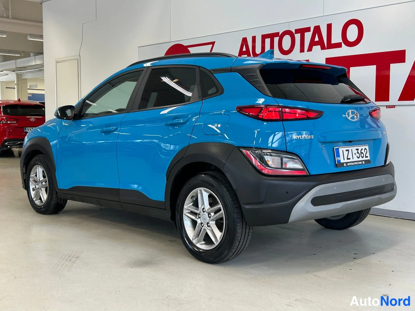 Takaviisto: Sininen Hatchback takkaviistosta oikealta, takavalot ja rekisteritunnus.