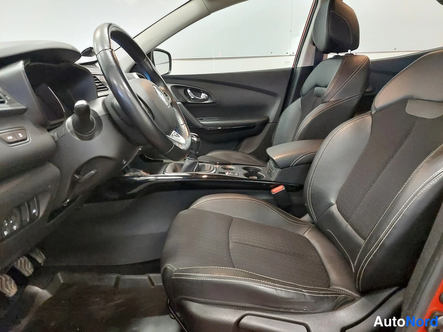 Muu: Renault Kadjar 2017 – etumatkustamo vasemmalta: ohjauspyörä, nopeusmittari, vaihteenkeksi, keskikonsoli ja etuistuin nahka/kangasverhoilulla.