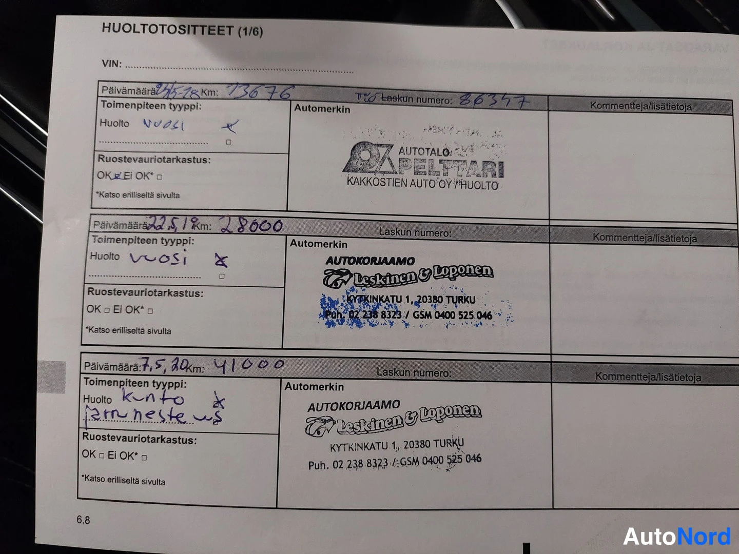 Muu: Huoltotositteet-sivu (1/6) käsin kirjoituksineen ja Autotalo Pelttari - sekä Autokorjaamo Leskinen & Loponen -leimoineen.