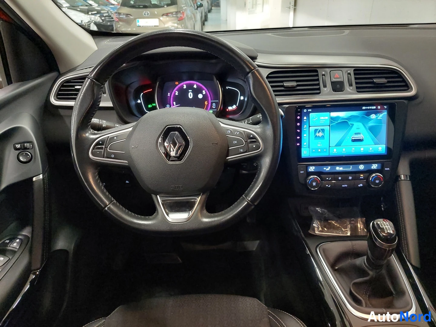 Muu: Renault Kadjarin kojelauta: ohjauspyörä, digitaalinen mittaristo, kosketusnäyttö ja manuaalivaihtoehdin vipu.