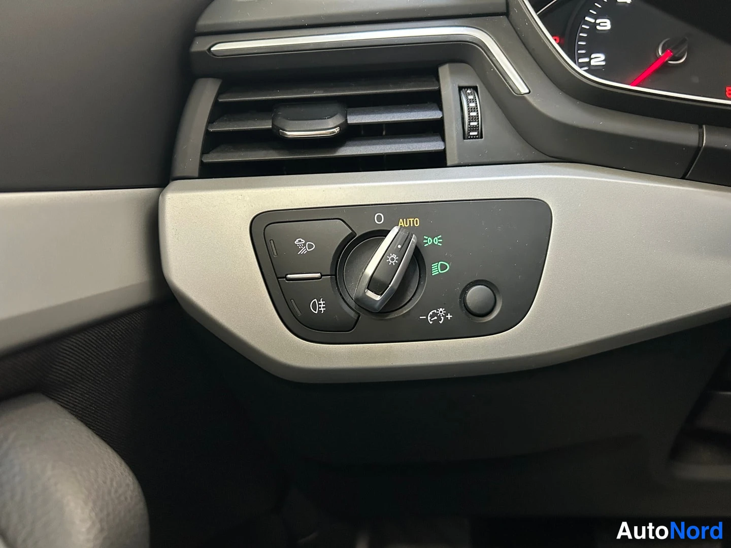 Muu: Audi A4:n ajovalojen kytkin AUTO-asennossa ohjaamon vasemmassa paneelissa.