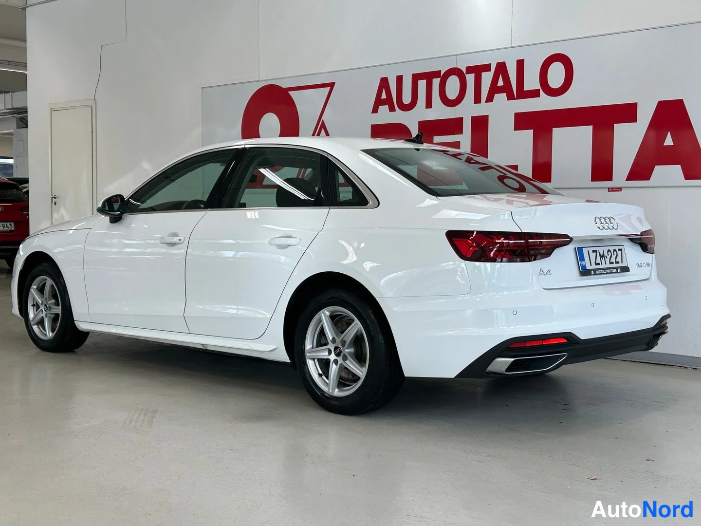 Takaviisto: Audi A4 -henkilöauto valkoisena takaviistosta