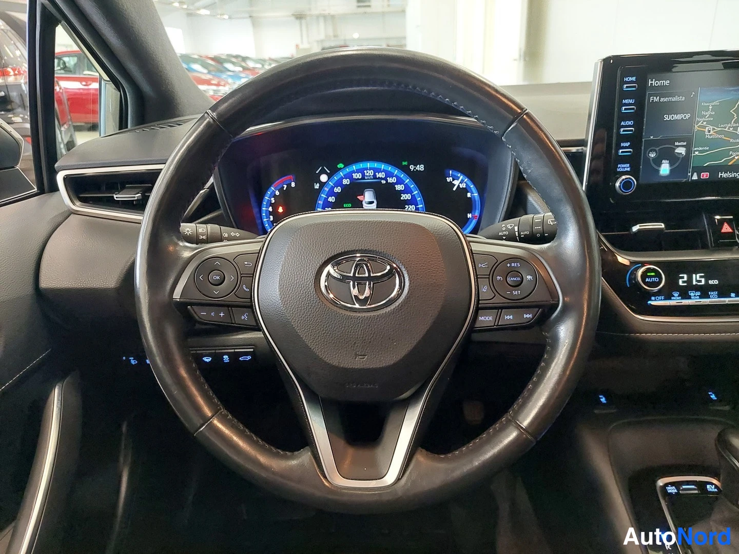 Muu: Toyota-ohjauspyörä, mittaristo ja kosketusnäyttö.