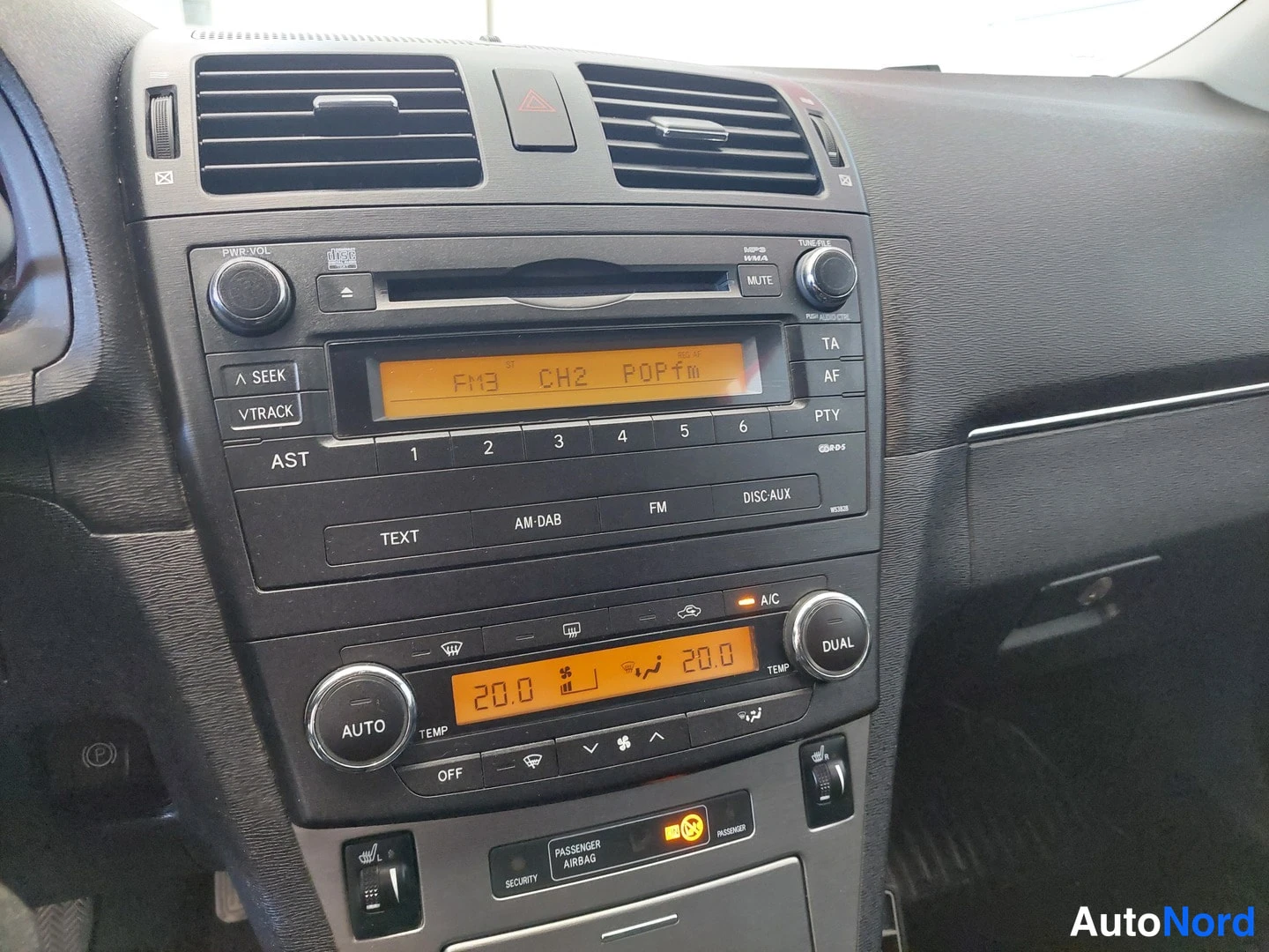 Muu: Kojelaudan keskusyksikkö: radio CD-soittimella näyttää FM9 CH2 POPfm, alla kaksialueinen automaattinen ilmastointi (AUTO, DUAL), lämpötila 20,0 molemmilla puoli
