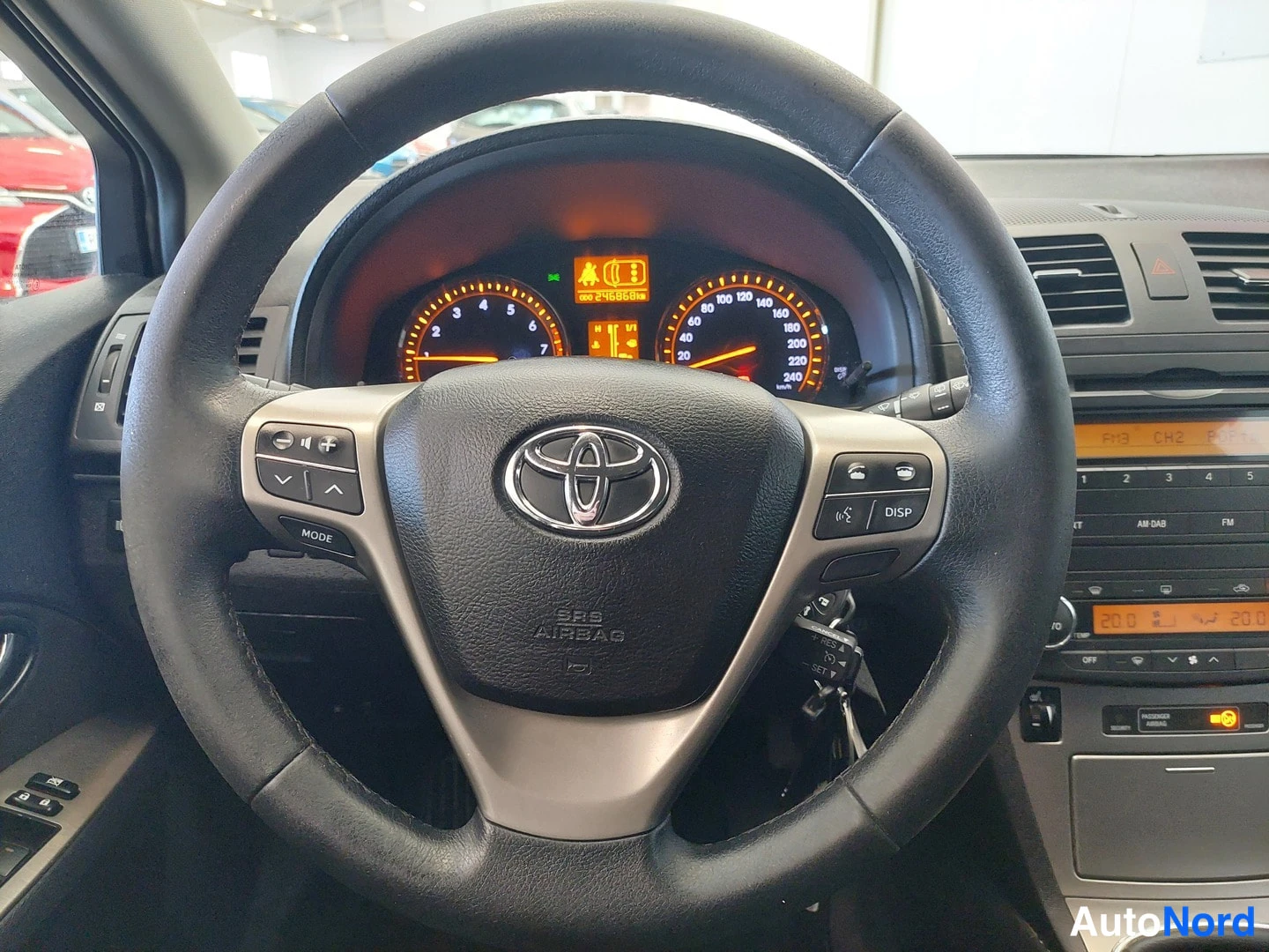 Muu: Toyota-ohjauspyörä, mittaristo ja keskusconsole näkyvät.