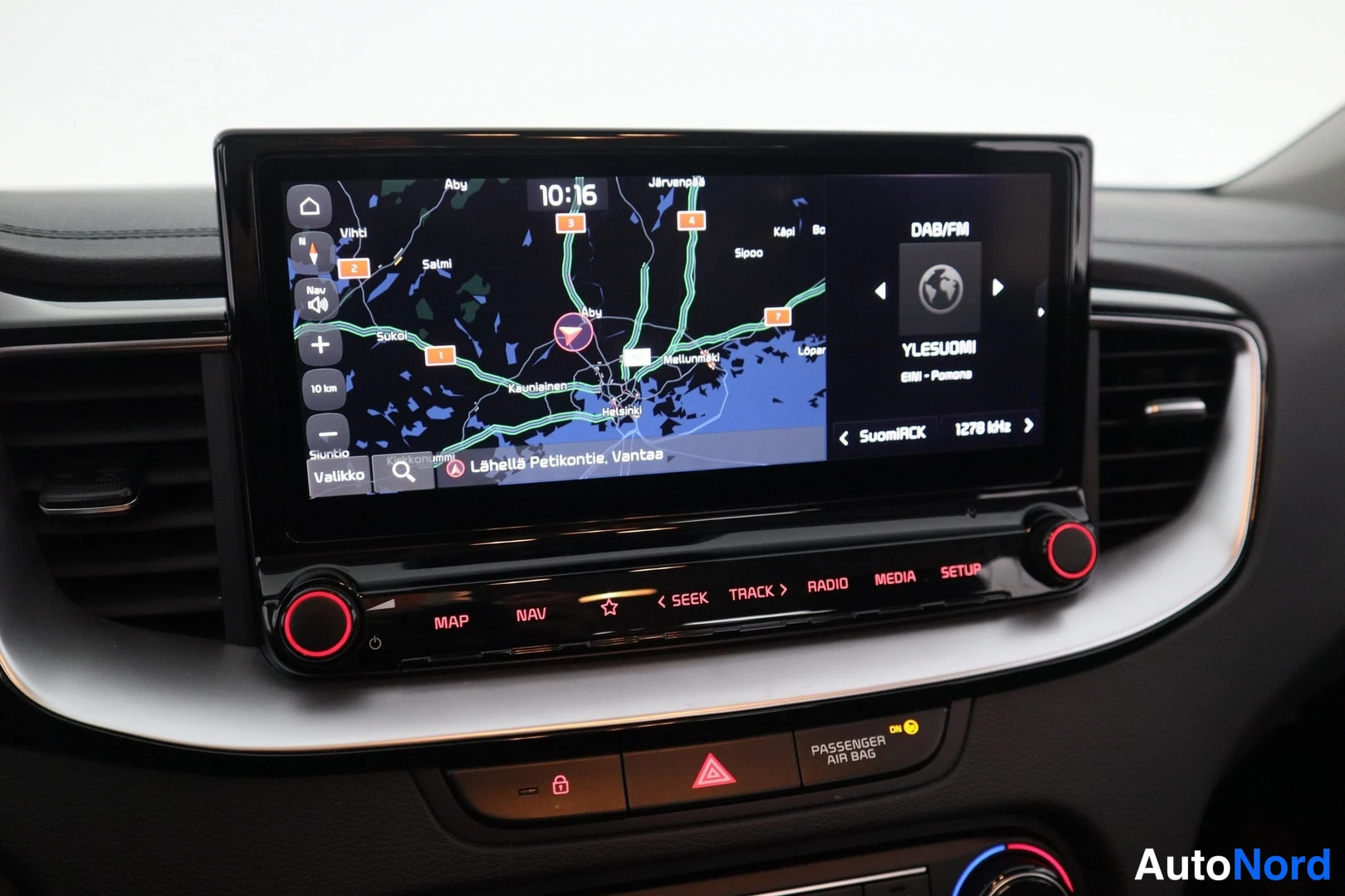 Muu: Kosketusnäytöllä navigointikartta ja DAB/FM-radio (YLE SUOMI); alla MAP-, NAV-, RADIO- ja MEDIA-painikkeet.
