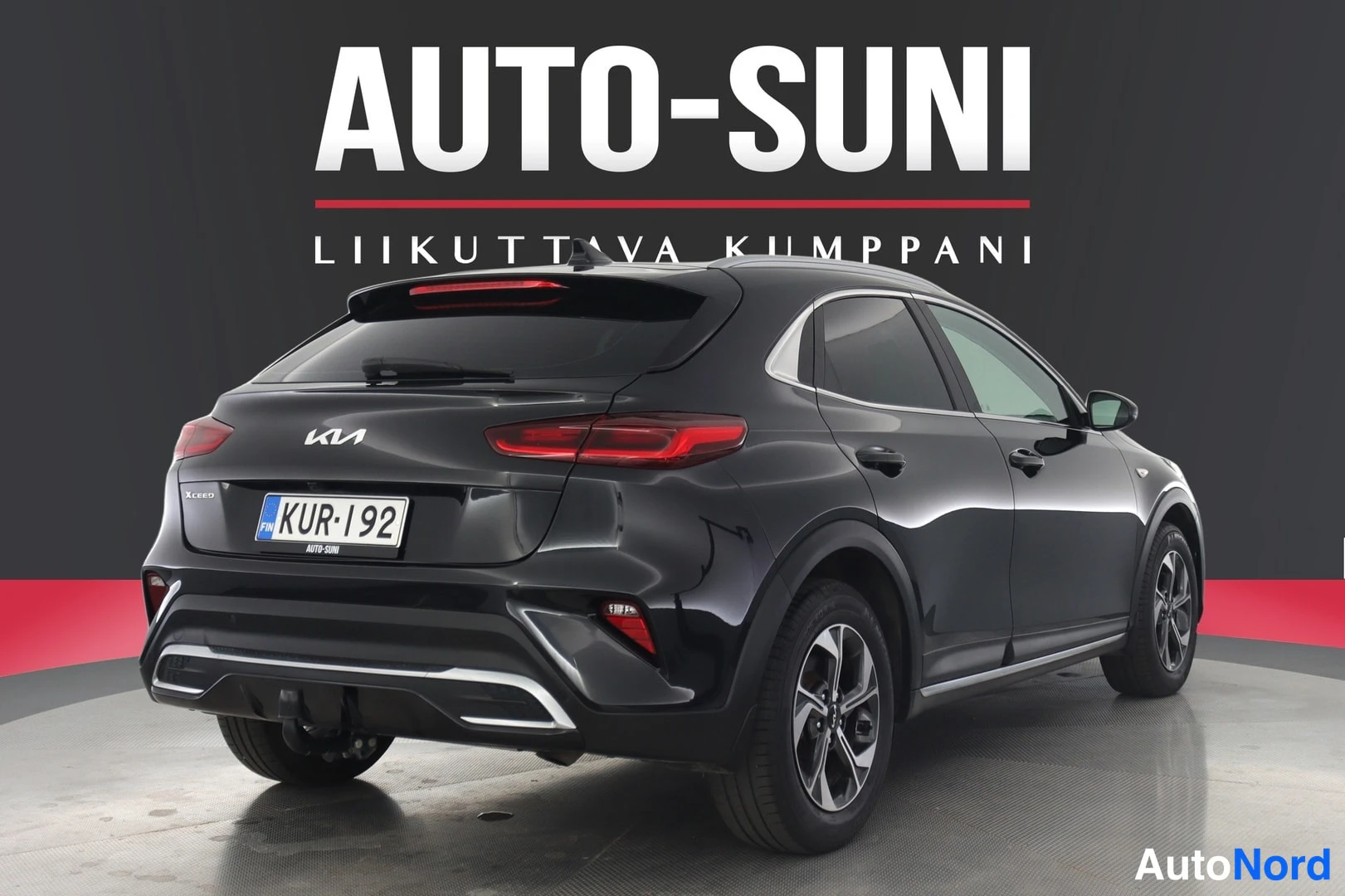 Takaviisto: Mustan Kia XCeedin takaosa suoraan takaa hieman vasemmalta, Kia-merkki, XCeed-merkki ja rekisteritunnus, vetokoukku näkyvissä.