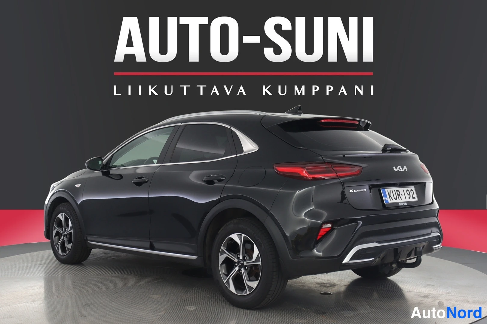 Takaviisto: Mustan Kia XCeedin takakulma oikealta, kylki ja takapää näkyvät, XCeed-merkki, rekisteritunnus ja vetokoukku.