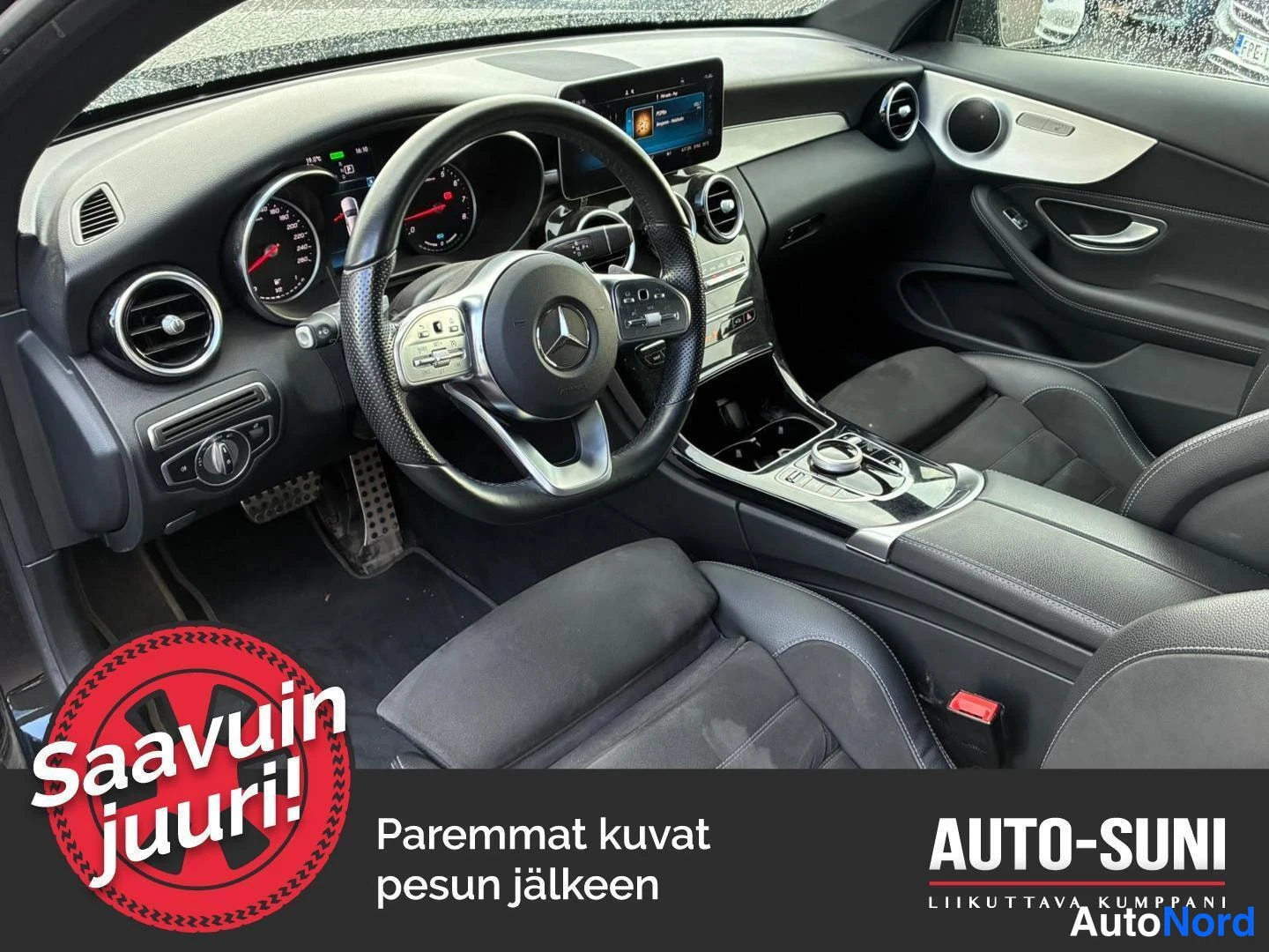 Muu: Ohjaamon sisäkuva: Mercedes-ohjauspyörä, mittaristo, keskinäyttö ja mustat penkit.