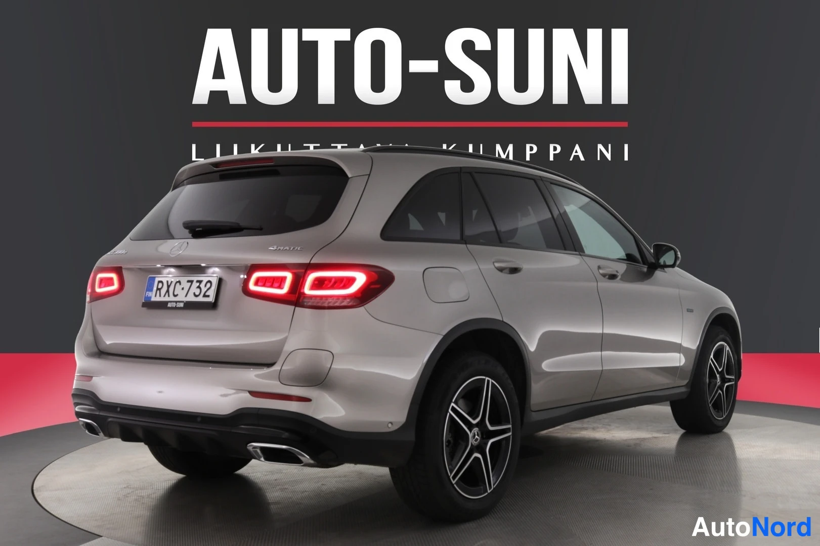Takaviisto: Auto takakulmasta vasemmalta: Mercedes-Benz GLC:n takavalot, takapuskuri ja rekisterikilpi näkyvissä.