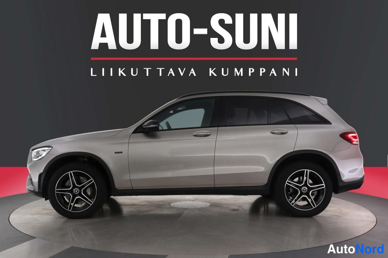 Etuviisto, nokka vasemmalle: Mercedes-Benz GLC -maastauto sivulta vasemmasta etukulmasta, hopeanharmaa kori, kuvattuna studioympäristössä.