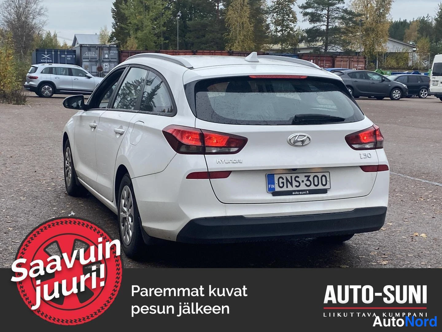 Takaviisto: Valkoisen farmariauton takaosa ja vasen kylki kolmannelta neljännekseltä; rekisterikilpi ja Hyundai-merkki näkyvät.