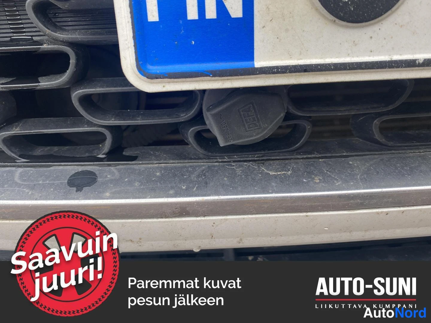 Yksityiskohta: Lähikuva etusäleiköstä ja hinauskoukun kannesta rekisterikilven alla.