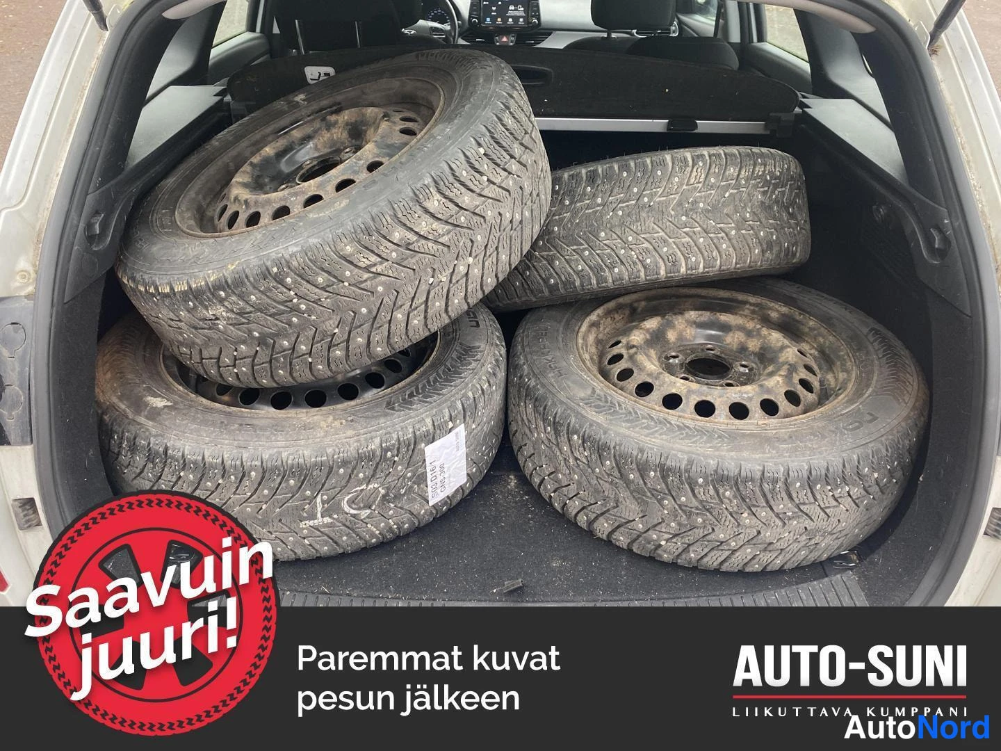 Muu: Avattu tavaratila, jossa on pinossa neljä nastarenkaita teräsvannoilla. Autojen sisätiloissa.