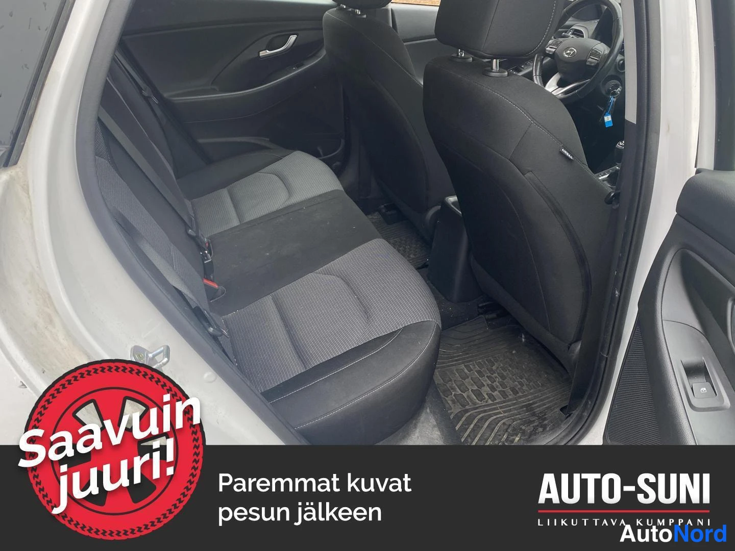 Muu: Auton takaistuimet ja avattu takaovi sisätiloista.