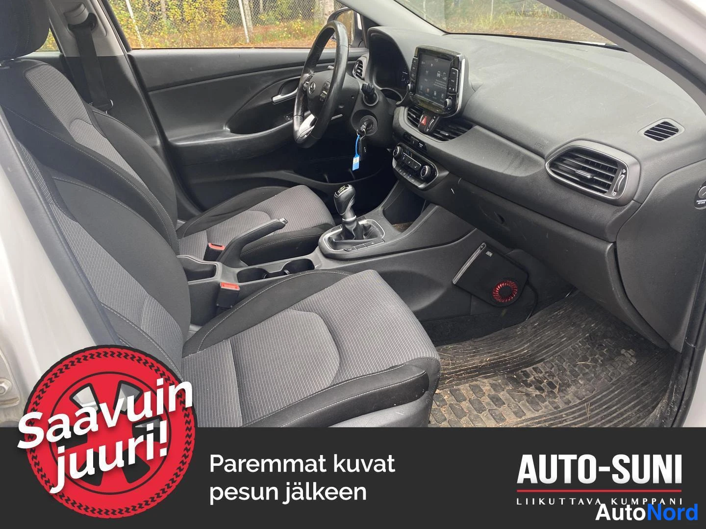Muu: Kuljettajan puolen sisätilat, ohjauspyörä, mittaristo ja vaihteenvalitsin.
