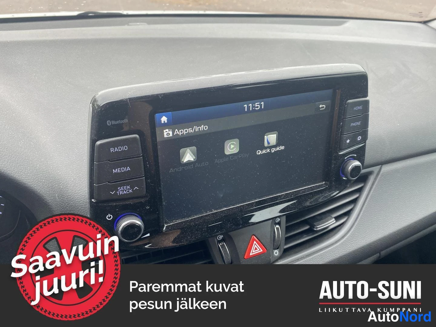 Yksityiskohta: Auton kosketusnäytön etusuunta: ruudulla Apps/Info-valikko, jossa Android Auto-, Apple CarPlay- ja Quick guide-kuvakkeet; Radio/Media-painikkeet vasemmalla.