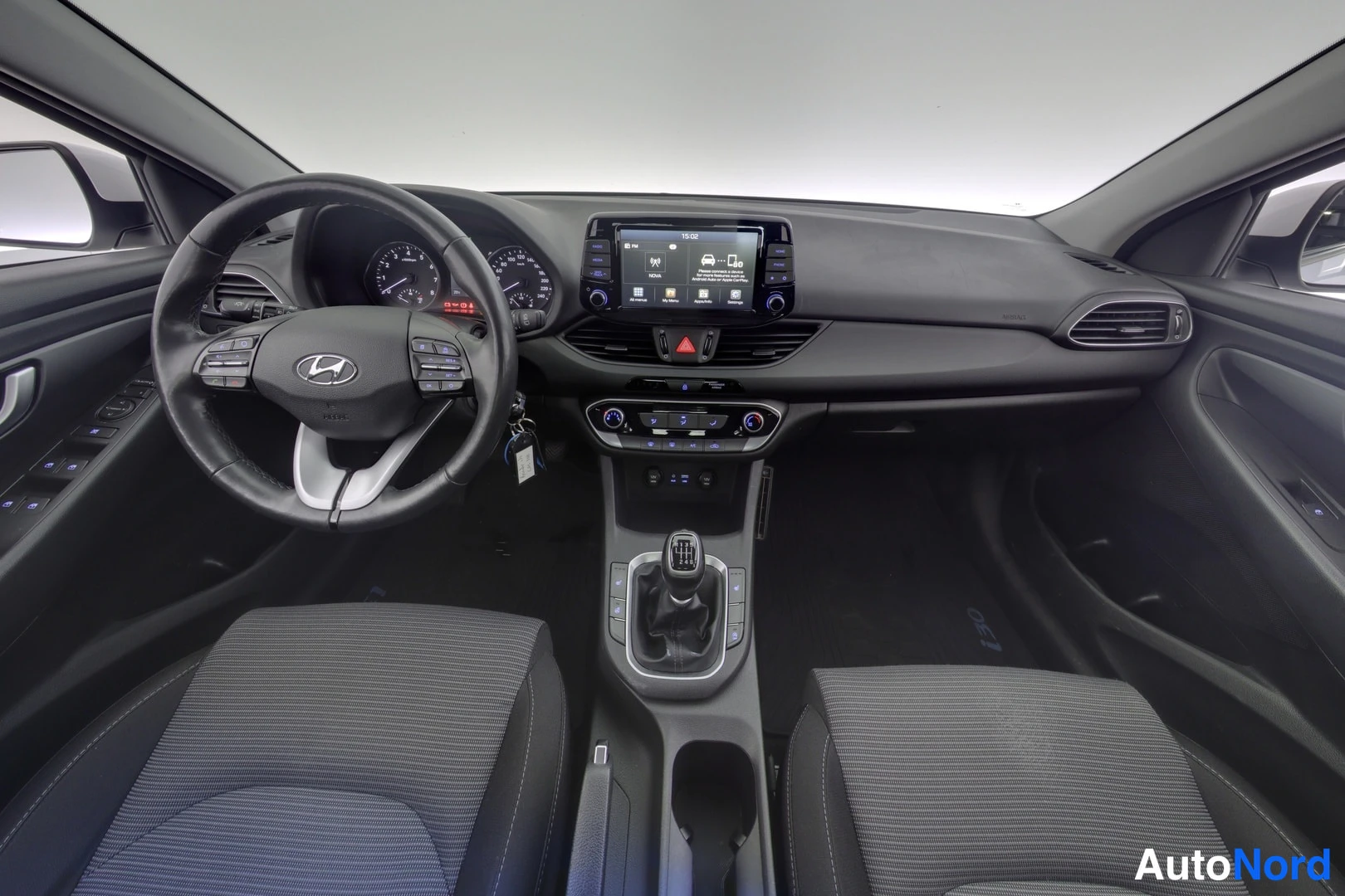 Valkoinen Hyundai i30 2019, ohjaamo, kuva 7