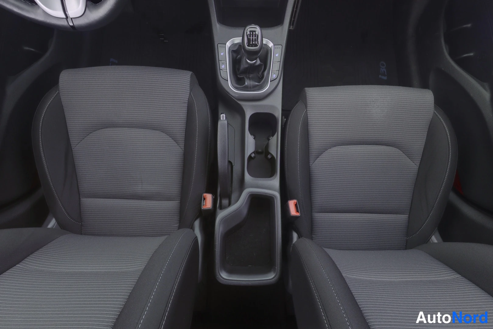 Valkoinen Hyundai i30 2019, etuistuimet, kuva 8