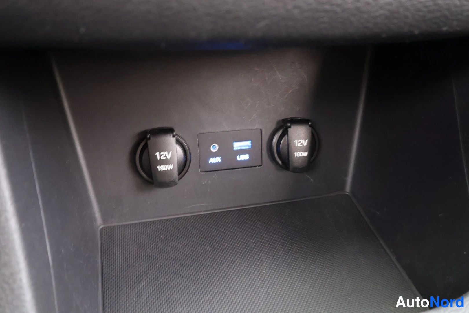 Valkoinen Hyundai i30 2019, yksityiskohta, kuva 17