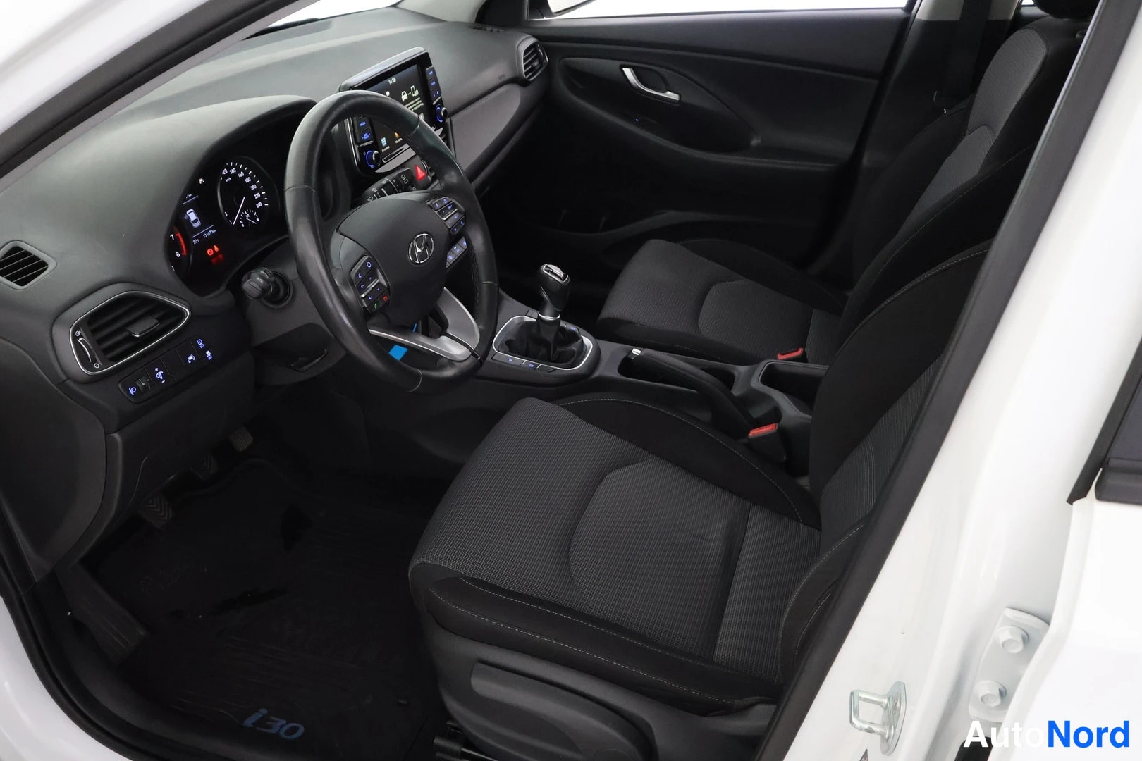 Valkoinen Hyundai i30 2019, etuistuimet, kuva 9