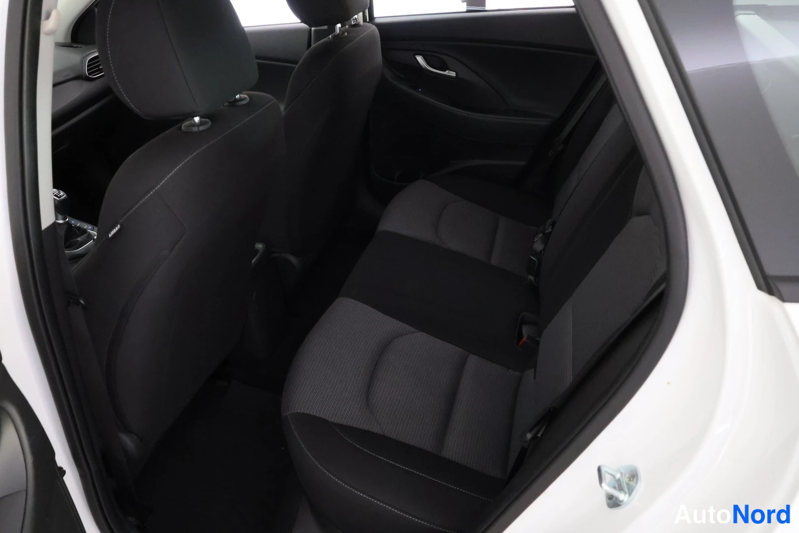 Valkoinen Hyundai i30 2019, takaistuimet, kuva 11