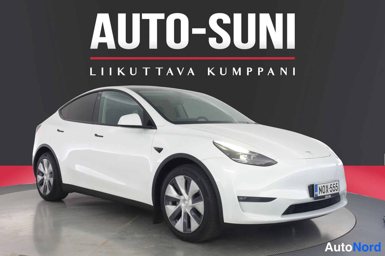Valkoinen Tesla Model Y 2024, etuviisto, keula oikealle, kuva 3
