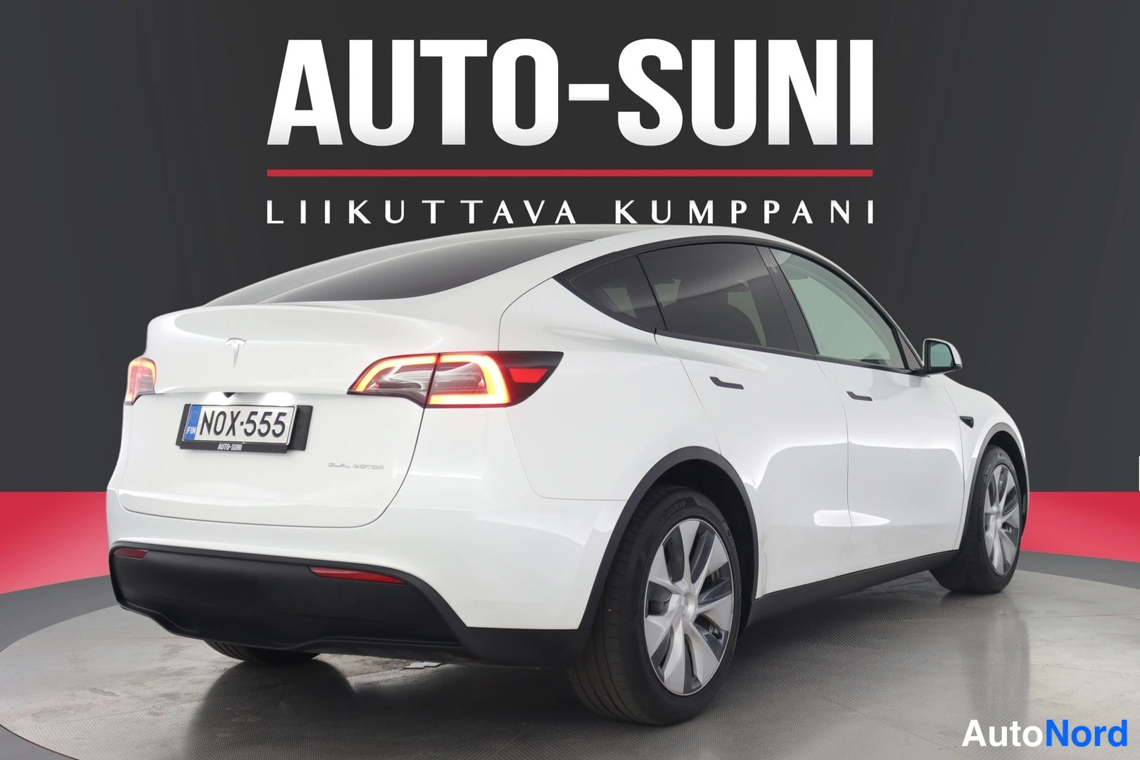 Valkoinen Tesla Model Y 2024, takaviisto, kuva 5