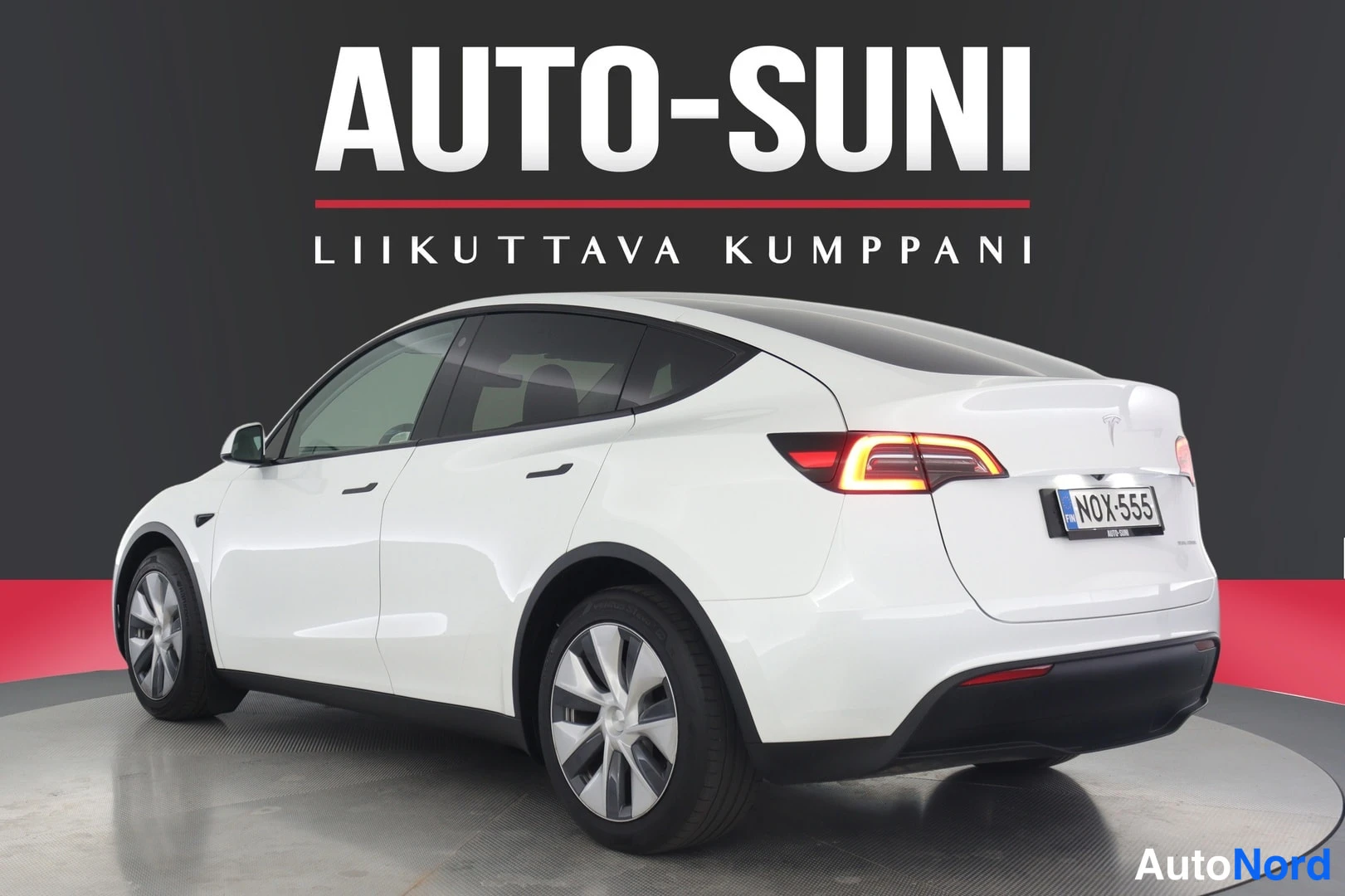 Valkoinen Tesla Model Y 2024, takaviisto, kuva 6