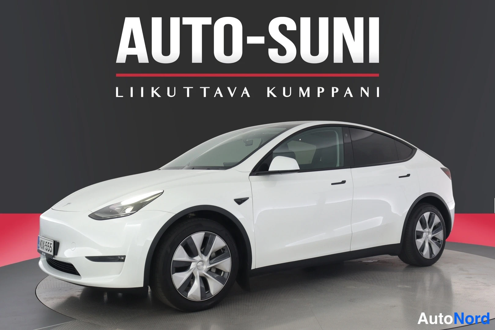 Valkoinen Tesla Model Y 2024, etuviisto, keula vasemmalle, kuva 2