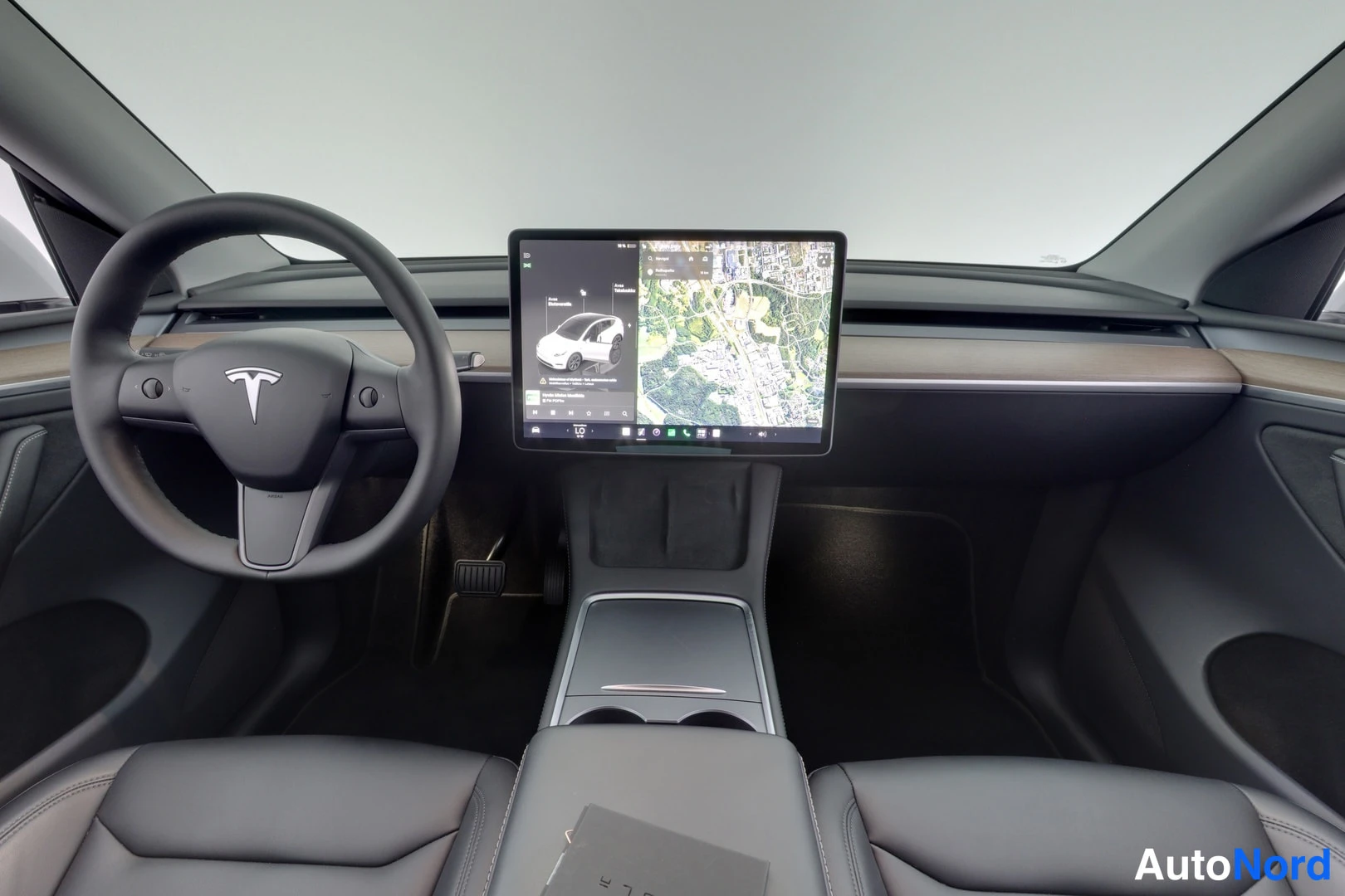 Valkoinen Tesla Model Y 2024, kuva 9