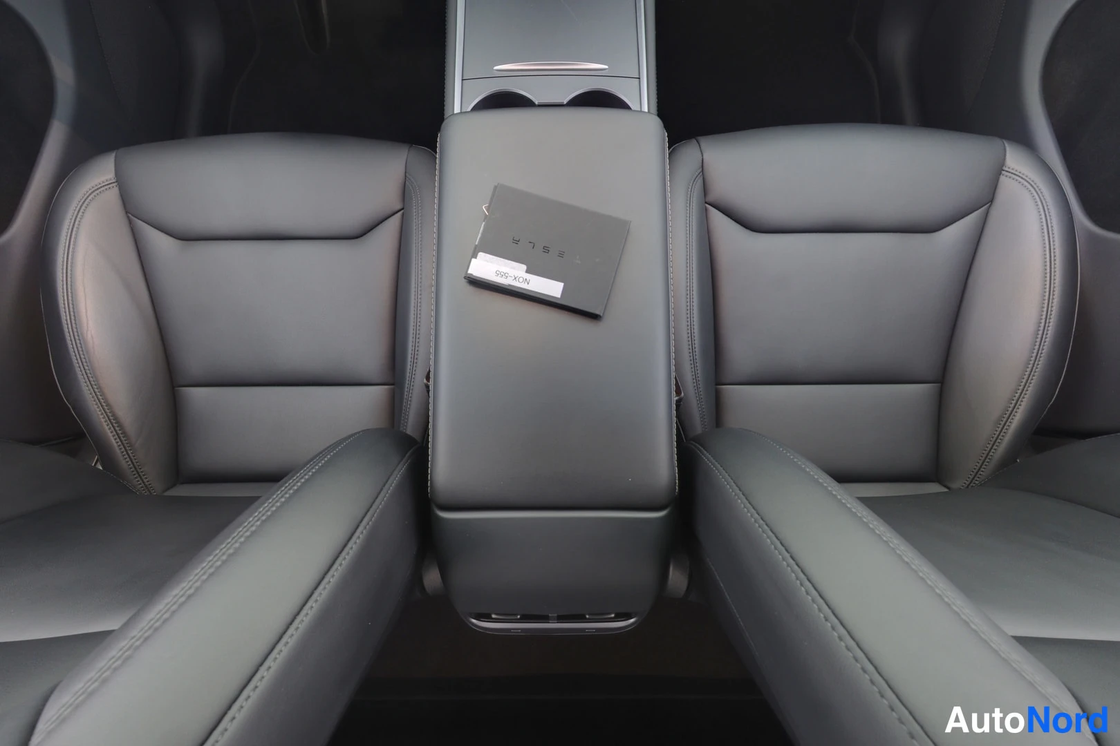Valkoinen Tesla Model Y 2024, kuva 16