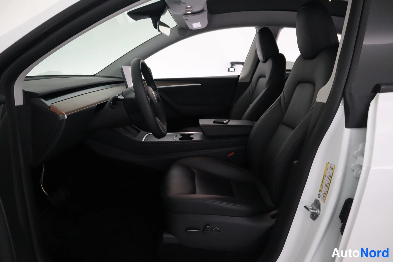 Valkoinen Tesla Model Y 2024, kuva 11