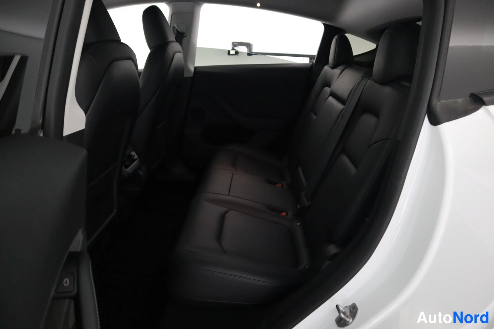 Valkoinen Tesla Model Y 2024, kuva 12