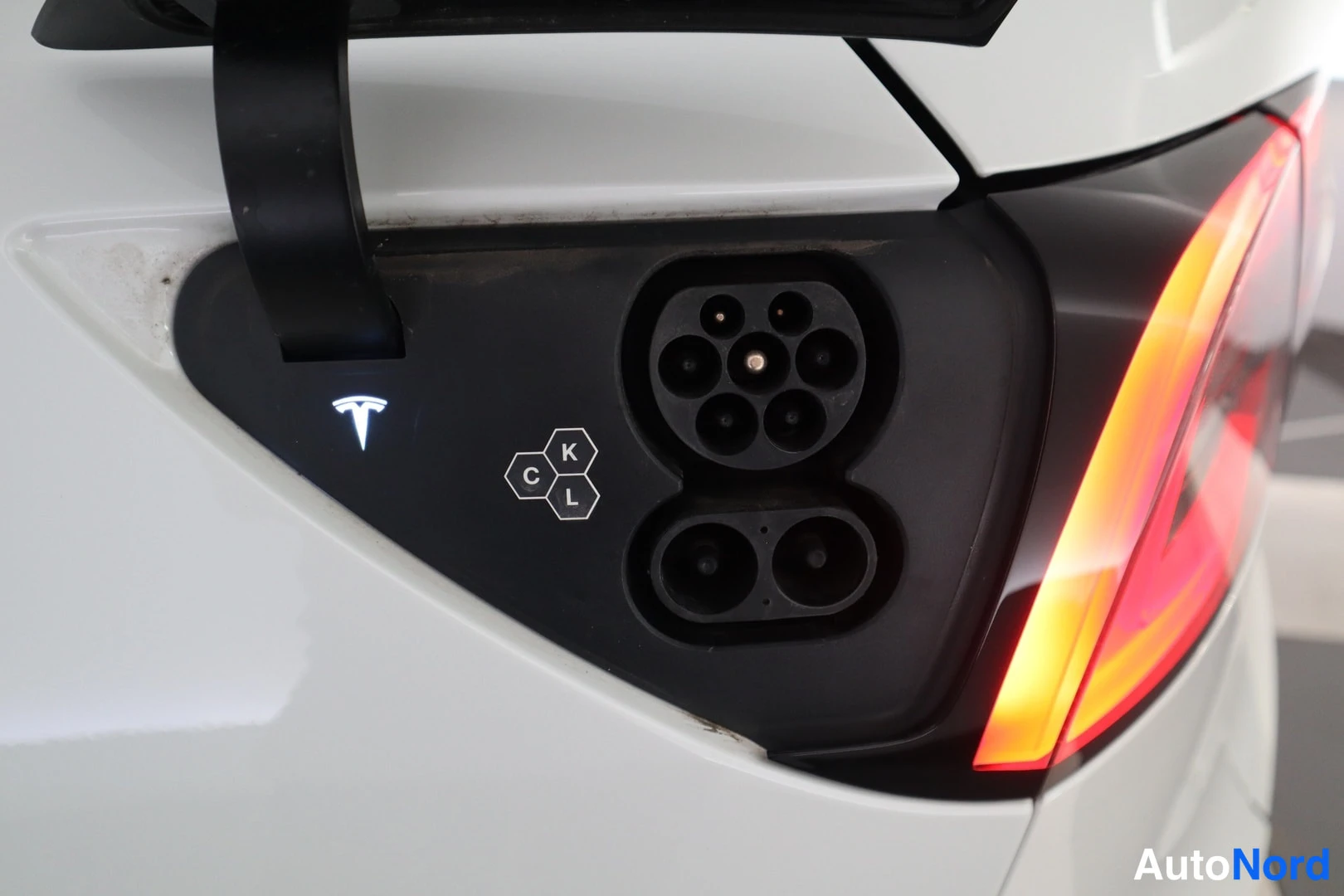 Valkoinen Tesla Model Y 2024, takaa, kuva 8